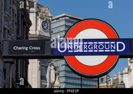 Entrée de la gare de Charing Cross, Londres Angleterre Royaume-Uni UK Banque D'Images