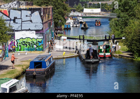 Narrowboats à Hertford Union Européenne écluse n° 3, Hertford Union Canal, Londres Angleterre Royaume-Uni UK Banque D'Images