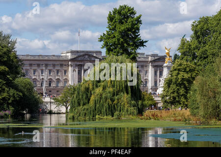 Le parc de St James avec le palais de Buckingham à Londres, Angleterre Royaume-Uni UK Banque D'Images