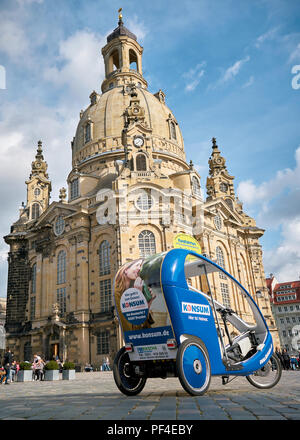 Vélo-taxi en face de l'église Frauenkirche, dans le centre-ville de Dresde Banque D'Images