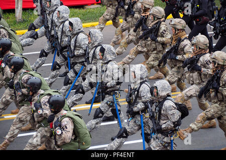 Régiment des forces spéciales de la Marine péruvienne marchant sur le traditionnel défilé militaire pour le 197th anniversaire de la Journée de l'indépendance péruvienne Banque D'Images