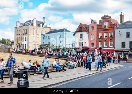 Vue à l'ensemble de la rue Thames aux pop et des pubs sur la colline du Château de Windsor, Royaume-Uni. Banque D'Images