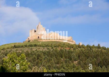 Les ruines du château des Templiers dans la ville espagnole de Castrojeriz vu depuis le sentier le Chemin de Saint Jacques le chemin de Saint Jacques Castille et Leon Espagne Banque D'Images