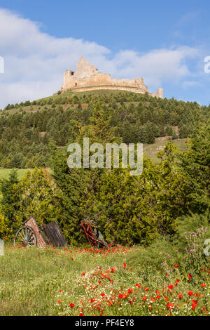 Les ruines du château des Templiers dans la ville espagnole de Castrojeriz vu depuis le sentier le Chemin de Saint Jacques le chemin de Saint Jacques Castille et Leon Espagne Banque D'Images