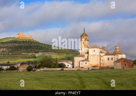 L'église de Nuestra Senora Del Manzana et le château médiéval des Templiers dans le village espagnol de Castilla y Leon Espagne Banque D'Images