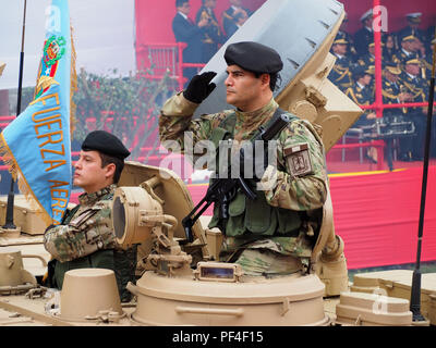 Soldats péruviens saludating à bord du ZSU-23-4 'Shilka', un blindé léger automoteur soviétique à guidage radar, système d'armes anti-aériennes (SPAAG) au traditionnel défilé militaire pour le 197th anniversaire de la Journée de l'indépendance péruvienne Banque D'Images