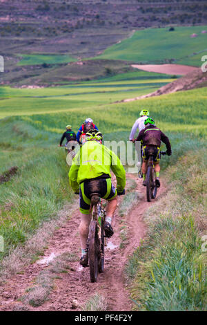 Cyclistes vélo le Camino de Santiago le chemin du pèlerinage de St James à travers la campagne espagnole près de Hontanas Burgos Espagne Banque D'Images