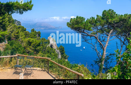 L'Arco Naturale (Arch) naturelles sur Capri, Italie, comme vu de à proximité de la zone d'affichage. Banque D'Images