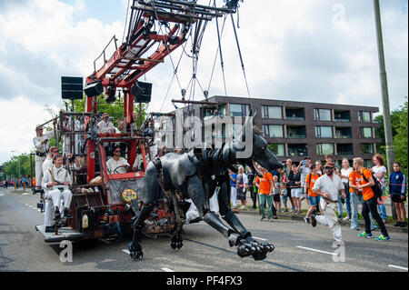 Leeuwarden, Pays-Bas, 18 août, 2018. La célèbre production de Royal de Luxe fait sa première hollandaise dans la capitale européenne de la Culture. Ces grands géants à pied les rues de Leeuwarden et fournir une expérience inoubliable avec leurs 'Big Skate dans la glace' show. Royal de Luxe est une compagnie de théâtre de rue extraordinaire. Vingt personnes sont nécessaires pour faire de son mouvement et il est Crédit : Ricardo Hernandez/Alamy Live News Banque D'Images