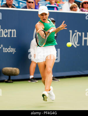 L'Ohio, aux États-Unis. 18 août 2018.  : Simona (ROU) frappe la balle à Aryna Sabalenka (BLR) à la région du sud-ouest de l'ouvrir à Mason, Ohio, USA. Brent Clark/Alamy Live News Banque D'Images