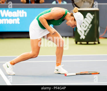 L'Ohio, aux États-Unis. 18 août 2018.  : Simona (ROU) célèbre sa victoire contre Aryna Sabalenka (BLR) à la région du sud-ouest de l'ouvrir à Mason, Ohio, USA. Brent Clark/Alamy Live News Banque D'Images