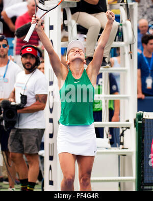 L'Ohio, aux États-Unis. 18 août 2018.  : Simona (ROU) célèbre sa victoire contre Aryna Sabalenka (BLR) à la région du sud-ouest de l'ouvrir à Mason, Ohio, USA. Brent Clark/Alamy Live News Banque D'Images