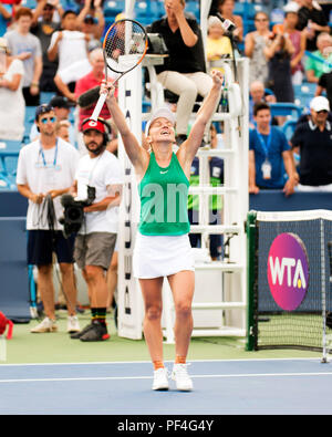 Août 2018 : : Simona (ROU) célèbre sa victoire contre Aryna Sabalenka (BLR) à la région du sud-ouest de l'ouvrir à Mason, Ohio, USA. Brent Clark/Alamy Live News Banque D'Images