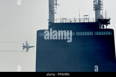 Chicago, Illinois, USA. Août 18, 2018. Un Air Force F-16 Thunderbird vole derrière le John Hancock Building entre cascades. Samedi a été le premier des deux jours de Chicago's 60th annual Air et l'eau Afficher le long de la rive du lac Michigan, le 18 août 2018. Crédit : Rob Dicker/ZUMA/Alamy Fil Live News Banque D'Images