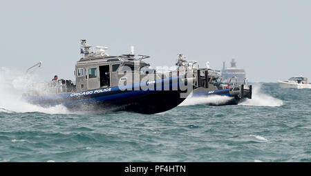 Chicago, Illinois, USA. Août 18, 2018. La police de Chicago 3 marine et maritime 4, deux de ses bateaux, croisière sur le lac à une vitesse élevée. Samedi a été le premier des deux jours de Chicago's 60th annual Air et l'eau Afficher le long de la rive du lac Michigan, le 18 août 2018. Crédit : Rob Dicker/ZUMA/Alamy Fil Live News Banque D'Images