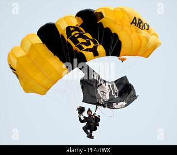 Chicago, Illinois, USA. Août 18, 2018. Membre de l'armée américaine l'équipe de parachutistes des Chevaliers d'or portant un drapeau POW/MIA glisse pour un atterrissage dans le sable. Samedi a été le premier des deux jours de Chicago's 60th annual Air et l'eau Afficher le long de la rive du lac Michigan, le 18 août 2018. Crédit : Rob Dicker/ZUMA/Alamy Fil Live News Banque D'Images