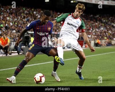 Barcelone, Espagne. Août 18, 2018. Le FC Barcelone Nelson Semedo (L) rivalise avec le Deportivo Alaves' Manu Garcia au cours de l'espagnol La Liga match de football entre le FC Barcelone et le Deportivo Alaves à Barcelone, Espagne, le 18 août, 2018. Le FC Barcelone a gagné 3-0. Credit : Joan Gosa/Xinhua/Alamy Live News Banque D'Images