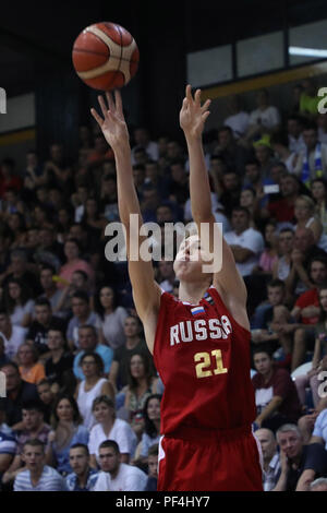 Sarajevo, Bosnie-Herzégovine. Août 18, 2018. Nestor Dyachok de Russie pousses durant un match final entre la BiH et la Russie à la FIBA U16 Championnat d'Europe Division B à Sarajevo, Bosnie-Herzégovine, le 18 août, 2018. La Russie a gagné 83-77. Credit : Haris Memija/Xinhua/Alamy Live News Banque D'Images