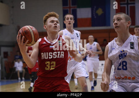 Sarajevo, Bosnie-Herzégovine. Août 18, 2018. Egor Pokinko (1re L) de la Russie va jusqu'à le panier au cours d'un match final entre la BiH et la Russie à la FIBA U16 Championnat d'Europe Division B à Sarajevo, Bosnie-Herzégovine, le 18 août, 2018. La Russie a gagné 83-77. Credit : Haris Memija/Xinhua/Alamy Live News Banque D'Images