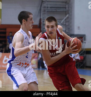 Sarajevo, Bosnie-Herzégovine. Août 18, 2018. Alexandre Evseev (R) de la Russie fait concurrence au cours d'un match final entre la BiH et la Russie à la FIBA U16 Championnat d'Europe Division B à Sarajevo, Bosnie-Herzégovine, le 18 août, 2018. La Russie a gagné 83-77. Credit : Haris Memija/Xinhua/Alamy Live News Banque D'Images