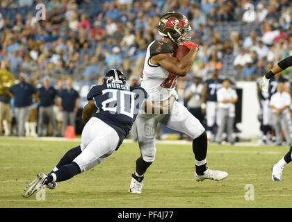 Nashville, USA. 18 août 2018. Tennessee Titans arrière défensif Demontre Hurst (20) fait un plaquage contre Tampa Bay Buccaneers tight end O.J. Howard (80) au cours du match entre l'équipe des Tampa Bay Buccaneers et les Tennessee Titans et Nissan Stadium . (Obligatoire Crédit Photo : Steve Roberts/CSM) Credit : Cal Sport Media/Alamy Live News Banque D'Images