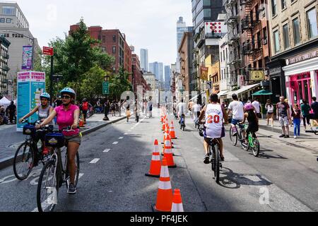 New York, USA. Août 18, 2018. Les gens aller en vélo au cours de l'été 2018 'Événement' dans les rues de Manhattan, New York, États-Unis, 18 août 2018. Sur les trois premières semaines (samedi en août, près de 7 kilomètres de rues de la ville de New York ont été fermées et ont été ouverts pour les personnes à jouer, courir, marcher et faire du cheval. Credit : Lin Lin/Xinhua/Alamy Live News Banque D'Images