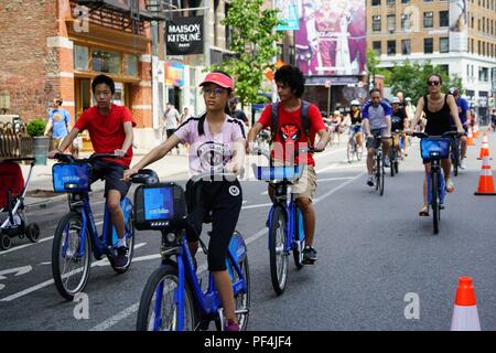 New York, USA. Août 18, 2018. Les gens aller en vélo au cours de l'été 2018 'Événement' dans les rues de Manhattan, New York, États-Unis, 18 août 2018. Sur les trois premières semaines (samedi en août, près de 7 kilomètres de rues de la ville de New York ont été fermées et ont été ouverts pour les personnes à jouer, courir, marcher et faire du cheval. Credit : Lin Lin/Xinhua/Alamy Live News Banque D'Images