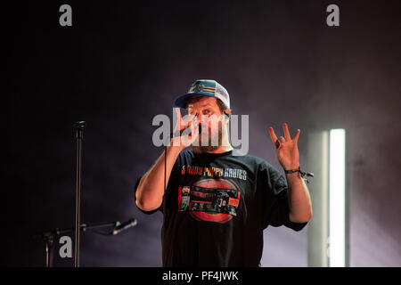 Glanusk Park, Brecon, pays de Galles, 18 août 2018. Deuxième jour du festival de musique Green Man dans les montagnes Brecon Beacons au pays de Galles. Photo : John Grant joue la scène principale de montagne. Crédit : Rob Watkins/Alamy Live News. INFO : John Grant est un auteur-compositeur-interprète américain connu pour sa voix profonde et émotive et son style musical éclectique, mêlant folk, rock et influences électroniques. Anciennement leader des Czars, sa carrière solo comprend des albums acclamés par la critique comme Queen of Denmark et pale Green Ghosts. Banque D'Images