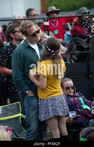 Glanusk Park, Brecon, pays de Galles, 18 août 2018. Deuxième jour du festival de musique Green Man dans les montagnes Brecon Beacons au pays de Galles. Un jeune couple romantique dans la zone murée Garden Stage. Crédit : Rob Watkins/Alamy Live News. Banque D'Images