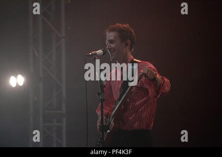 Glanusk Park, Brecon, pays de Galles, 18 août 2018. Deuxième jour du festival de musique Green Man dans les montagnes Brecon Beacons au pays de Galles. Sur la photo : Thomas Sanders du groupe Teleman joue au Far Out Stage. Crédit : Rob Watkins/Alamy Live News Banque D'Images