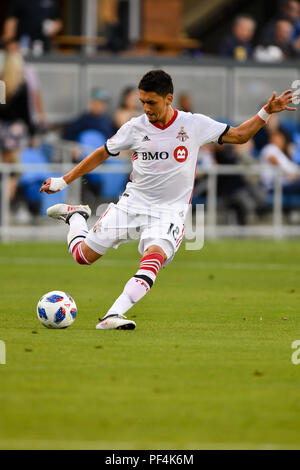 Californie, USA. 18 août 2018. Le milieu de terrain du Toronto FC Marco Delgado (18) décharge un col pendant le match entre Toronto FC MLS et les San Jose Earthquakes chez Avaya Stadium à San Jose, Californie. Chris Brown/CSM Crédit : Cal Sport Media/Alamy Live News Banque D'Images