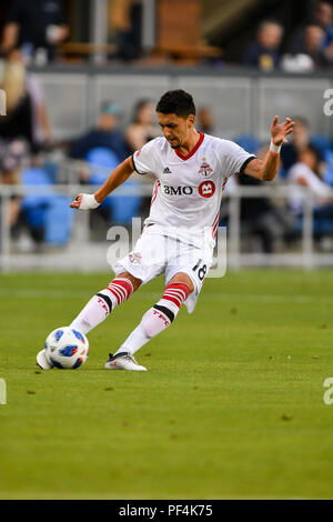 Californie, USA. 18 août 2018. Le milieu de terrain du Toronto FC Marco Delgado (18) décharge un col pendant le match entre Toronto FC MLS et les San Jose Earthquakes chez Avaya Stadium à San Jose, Californie. Chris Brown/CSM Crédit : Cal Sport Media/Alamy Live News Banque D'Images