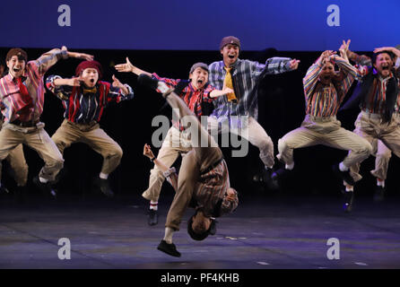 Yokohama, Japon. Août 17, 2018. Les membres de l'équipe de danse de la Nara prefectural Ichijo high school effectuer la danse au Japon high school dance championships 'Dance' Stadium à Yokohama, suburban Tokyo le Vendredi, Août 17, 2018. Ichijo fini les huit finalistes de la grande classe des championnats. Credit : Yoshio Tsunoda/AFLO/Alamy Live News Banque D'Images