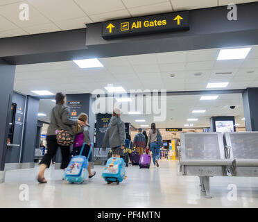 Les gens qui marchent vers les portes de départ à l'aéroport de Leeds Bradford. Angleterre, Royaume-Uni Banque D'Images