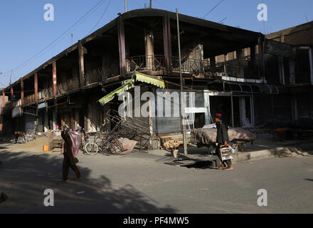 Ghazni. Août 19, 2018. Photo prise le 19 août 2018 montre une maison endommagée après l'attaque des Taliban dans la ville de Ghazni, capitale de la province de Ghazni, Afghanistan. Le Président Afghan Ashraf Ghani a visité la ville de Ghazni, où il a demandé l'attribution d'un maximum de 20 millions de dollars américains pour reconstruire l'administration provinciale, le Palais Présidentiel Afghan a déclaré vendredi. Credit : Sayed Mominzadah/Xinhua/Alamy Live News Banque D'Images