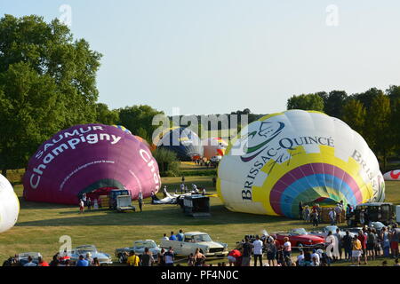 Maine et Loire, France. 18 août 2018. Hhotir Balloon Festiva, Brissac-Quince, Maine et Loire, France. 18/08/2018. 19h00 décollage vol en ballon au-dessus du château et au-delà. Credit : Elaine Simmonds/Alamy Live News Banque D'Images