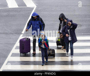 Le Yorkshire, UK. 19 août 2018. UK : météo jetting vacanciers au soleil, courir pour le terminal à l'aéroport de Leeds Bradford dans de fortes pluies, la tempête tropicale Ernesto balaie les UK le dimanche matin. Credit : ALAN DAWSON/Alamy Live News Banque D'Images