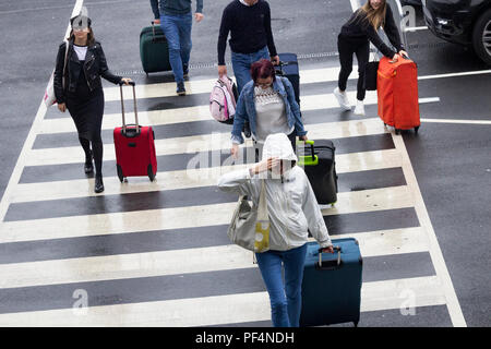 Le Yorkshire, UK. 19 août 2018. UK : météo jetting vacanciers au soleil, courir pour le terminal à l'aéroport de Leeds Bradford dans de fortes pluies, la tempête tropicale Ernesto balaie les UK le dimanche matin. Credit : ALAN DAWSON/Alamy Live News Banque D'Images