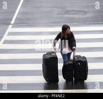 Le Yorkshire, UK. 19 août 2018. UK : météo jetting vacanciers au soleil, courir pour le terminal à l'aéroport de Leeds Bradford dans de fortes pluies, la tempête tropicale Ernesto balaie les UK le dimanche matin. Credit : ALAN DAWSON/Alamy Live News Banque D'Images