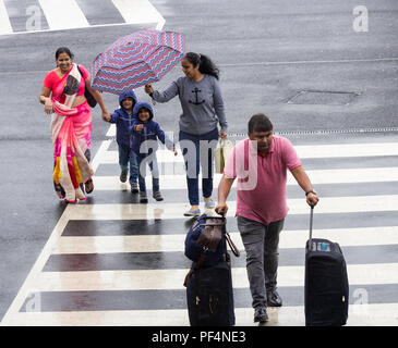 Le Yorkshire, UK. 19 août 2018. UK : météo jetting vacanciers au soleil, courir pour le terminal à l'aéroport de Leeds Bradford dans de fortes pluies, la tempête tropicale Ernesto balaie les UK le dimanche matin. Credit : ALAN DAWSON/Alamy Live News Banque D'Images