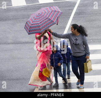 Le Yorkshire, UK. 19 août 2018. UK : météo jetting vacanciers au soleil, courir pour le terminal à l'aéroport de Leeds Bradford dans de fortes pluies, la tempête tropicale Ernesto balaie les UK le dimanche matin. Credit : ALAN DAWSON/Alamy Live News Banque D'Images