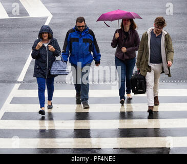 Le Yorkshire, UK. 19 août 2018. UK : météo jetting vacanciers au soleil, courir pour le terminal à l'aéroport de Leeds Bradford dans de fortes pluies, la tempête tropicale Ernesto balaie les UK le dimanche matin. Credit : ALAN DAWSON/Alamy Live News Banque D'Images