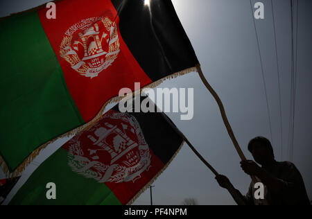 Kaboul, Afghanistan. Août 19, 2018. Un homme afghan célèbre le Jour de l'indépendance afghane à Kaboul, capitale de l'Afghanistan, l'Afghanistan, le 19 août 2018. Afghanistan le dimanche a marqué le 99e anniversaire de son indépendance de l'Empire britannique de l'occupation au milieu de la détérioration de la situation en matière de sécurité. Credit : Rahmat Alizadah/Xinhua/Alamy Live News Banque D'Images