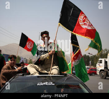 Kaboul, Afghanistan. Août 19, 2018. Les Afghans à célébrer le Jour de l'indépendance afghane à Kaboul, capitale de l'Afghanistan, l'Afghanistan, le 19 août 2018. Afghanistan le dimanche a marqué le 99e anniversaire de son indépendance de l'Empire britannique de l'occupation au milieu de la détérioration de la situation en matière de sécurité. Credit : Rahmat Alizadah/Xinhua/Alamy Live News Banque D'Images