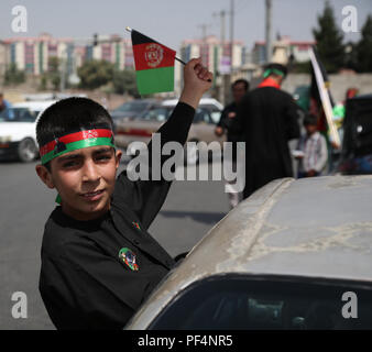 Kaboul, Afghanistan. Août 19, 2018. Un enfant afghan célèbre le Jour de l'indépendance afghane à Kaboul, capitale de l'Afghanistan, l'Afghanistan, le 19 août 2018. Afghanistan le dimanche a marqué le 99e anniversaire de son indépendance de l'Empire britannique de l'occupation au milieu de la détérioration de la situation en matière de sécurité. Credit : Rahmat Alizadah/Xinhua/Alamy Live News Banque D'Images