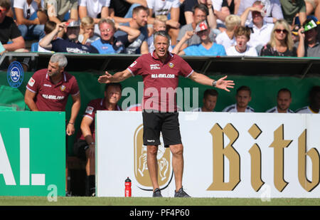 Lotte, Allemagne. Août 18, 2018. Le soccer, le DFB, 1er tour, le SV Roedinghausen vs SG Dynamo Dresde au Sportpark am Lotter Kreuz. Coach Uwe Neuhaus de Dresde se tient à l'écart. Credit : Friso Gentsch/dpa/Alamy Live News Banque D'Images