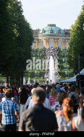 Potsdam, Allemagne. Août 18, 2018. Les gens se tenir en face de palais de Sanssouci à Potsdam's Palace nuit événement. Credit : Julian Stähle/dpa-Zentralbild/dpa/Alamy Live News Banque D'Images