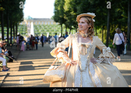 Potsdam, Allemagne. Août 18, 2018. Jana Doering de Leipzig assiste à la nuit dans un palais de Potsdam costume baroque. Credit : Julian Stähle/dpa-Zentralbild/dpa/Alamy Live News Banque D'Images