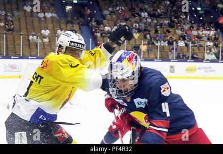 18 août 2018 - Garmisch-Partenkirchen, Allemagne - de gauche Thomas RUEFENACHT (Berne), Layne VIVEIROS (Salzbourg), .le hockey sur glace, tournoi de préparation Red Bulls Salute 2018, Red Bull Salzbourg vs SC Berne. Olympia Patinoire, Garmisch-Partenkirchen, Germaany, .les équipes de Salzbourg et Berne jouer pour la victoire dans ce tournoi de préparation traditionnel Crédit : Wolfgang Fehrmann/ZUMA/Alamy Fil Live News Banque D'Images