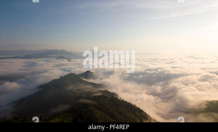 Congjiang, province de Guizhou, Chine, 19 août 2018 une mer de nuages.Costfoto:Crédit/Alamy Live News Banque D'Images